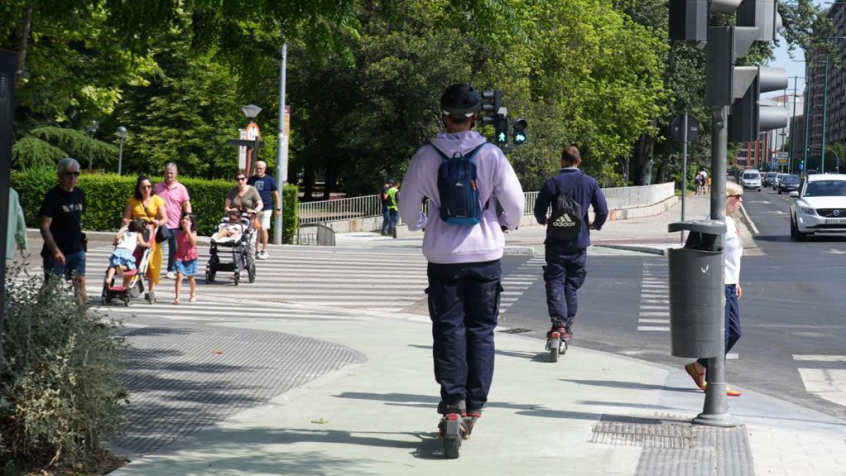 Carril bici en el cruce de Isabel La Católica con el puente de Poniente.