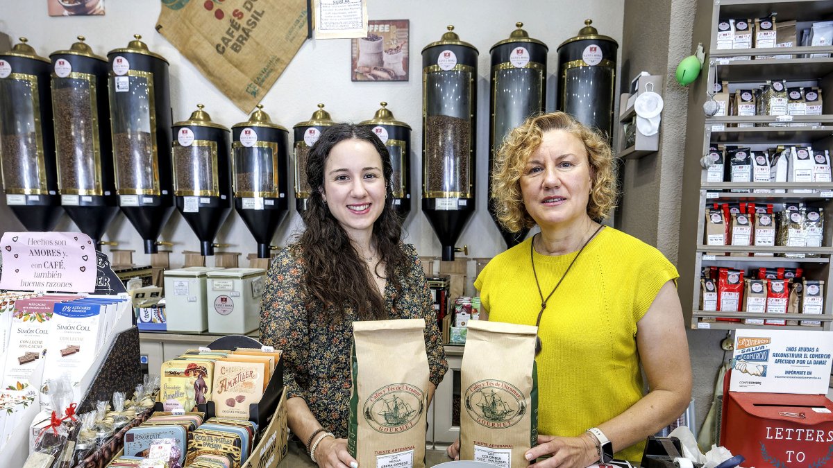 Patricia Sogorb y Yolanda González, en el mostrador de la tienda que regentan