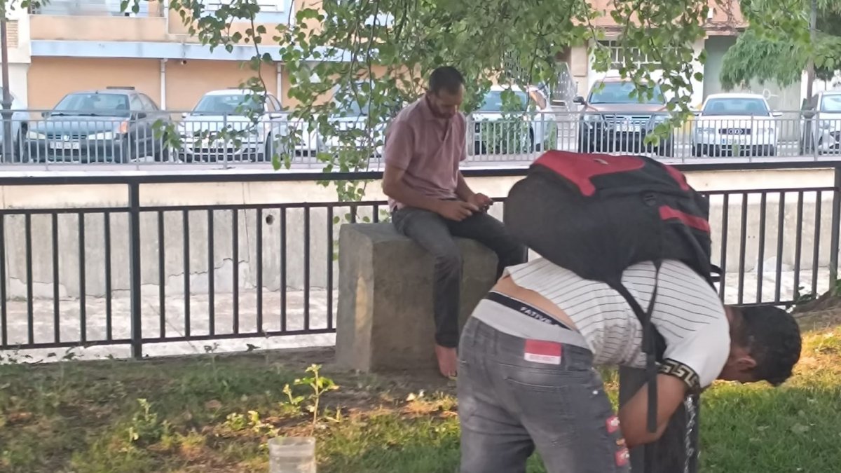 Inmigrante en un espacio público en Medina del Campo
