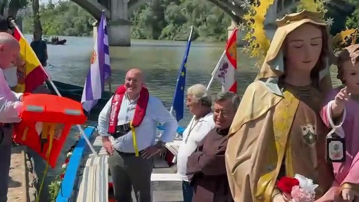 El Pisuerga se rinde a la Virgen del Carmen en un emotivo homenaje a Teófanes Egido