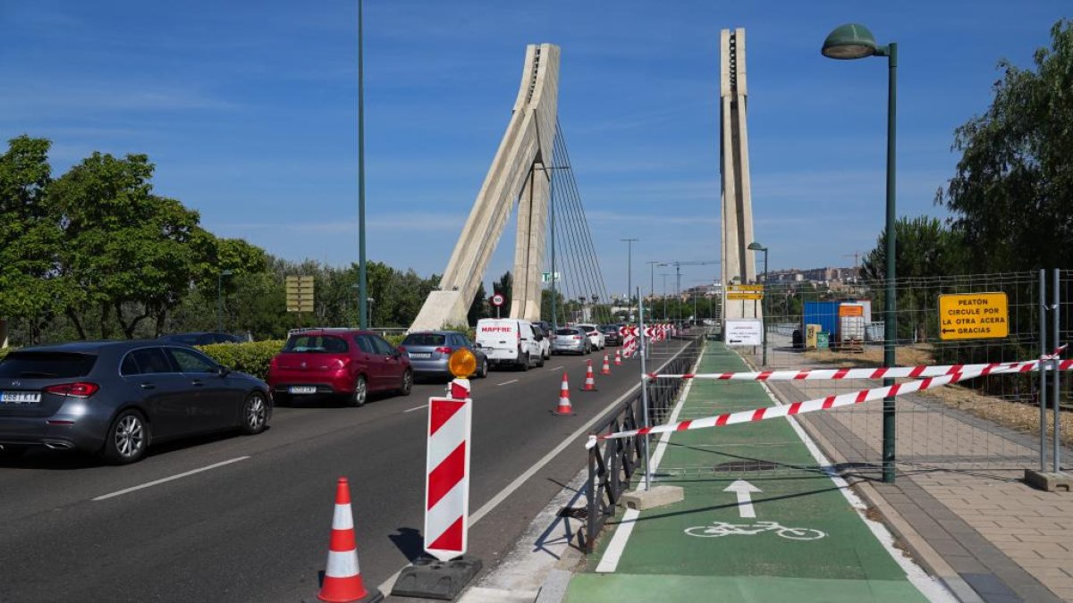 Carril cortado por obras en el Puente de la Hispanidad.