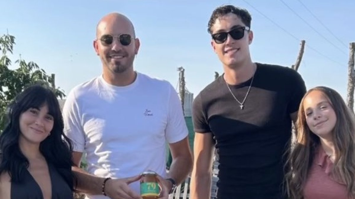 Aitana y Plex visitan la empresa Miel setentaynueve en Tiedra
