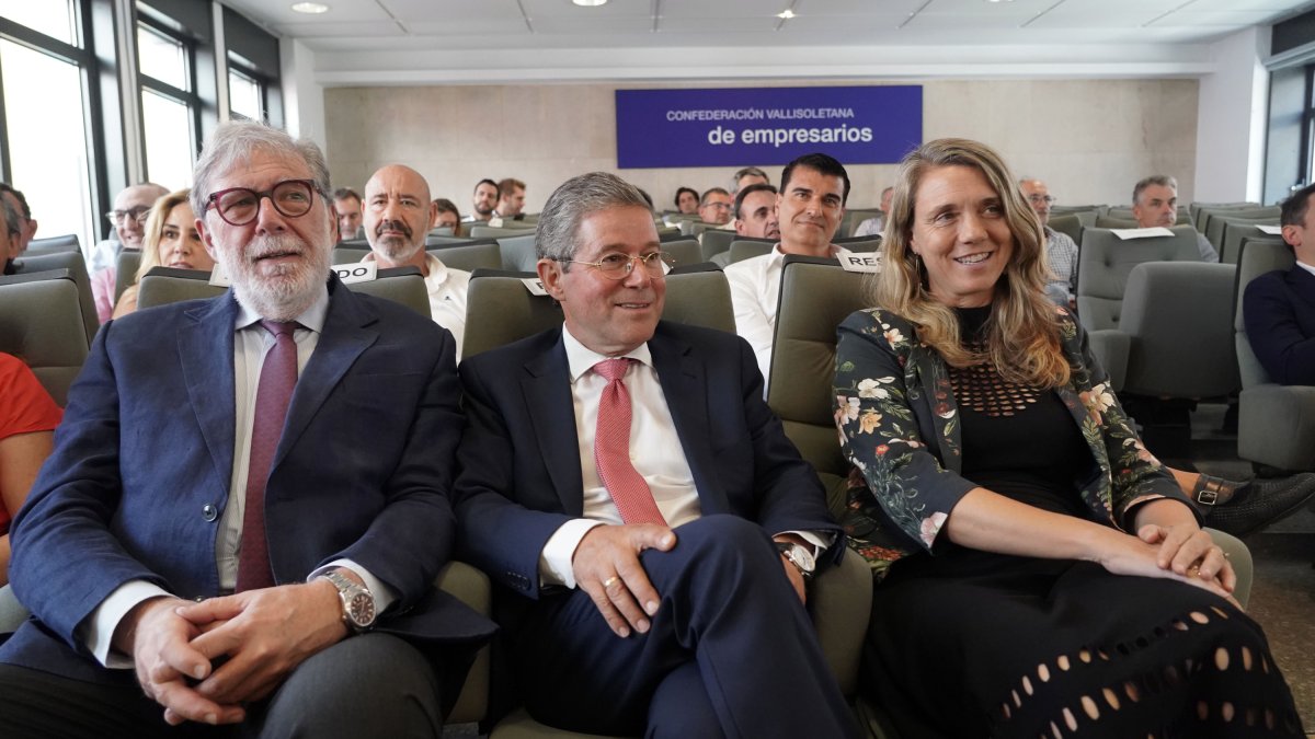 Carlos Magdaleno, nuevo presidente de CEOE Valladolid (centro), flanqueado por el presidente de CEOE CyL, Santiago Aparicio, y la presidenta de Cepyme, Ángela de Miguel