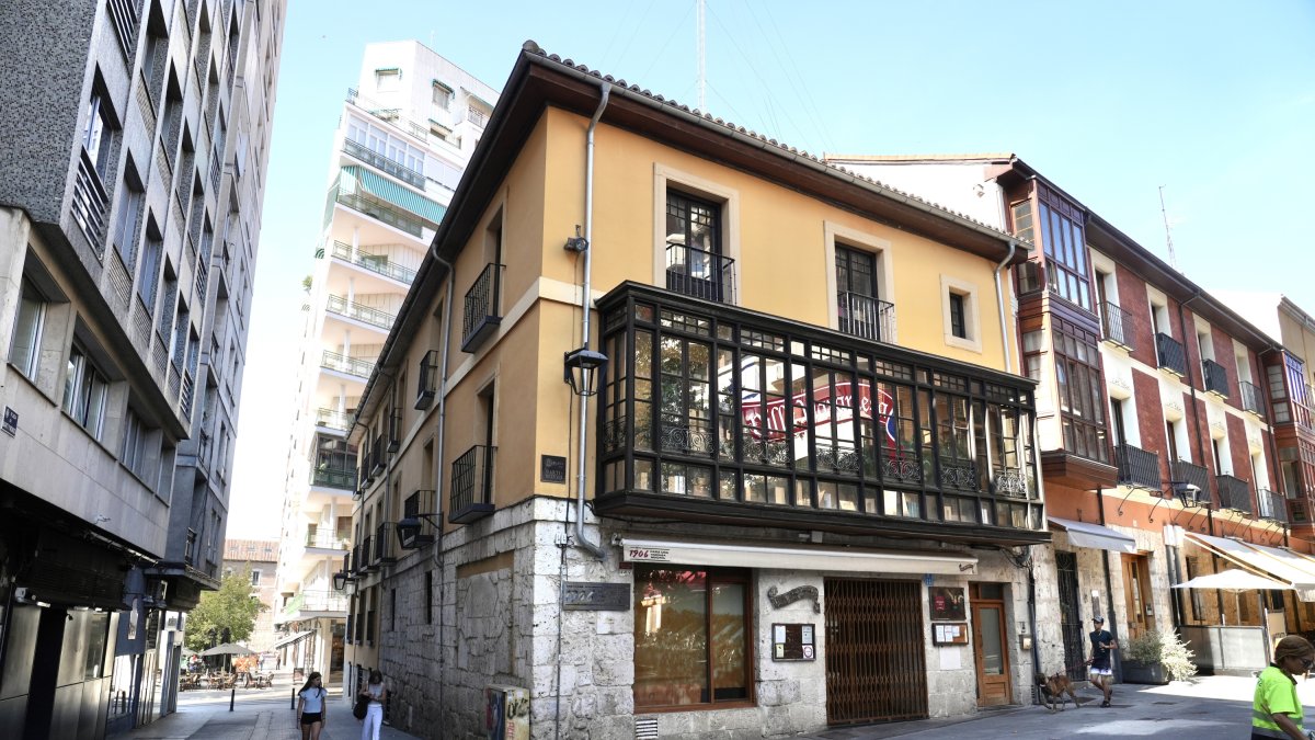 Número 4 de la plaza Martín y Monsó, en esquina con Campanas y Alonso Villasbrille.