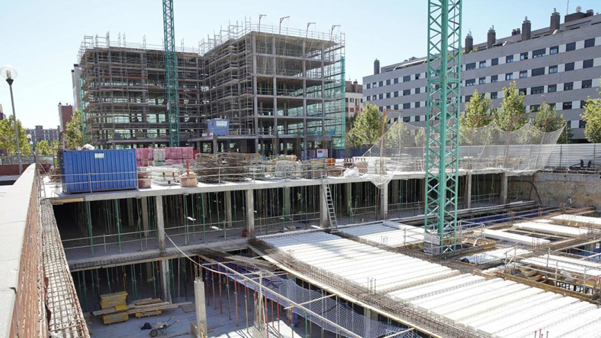 Varios pisos en construcción en Valladolid, en una imagen de archivo.