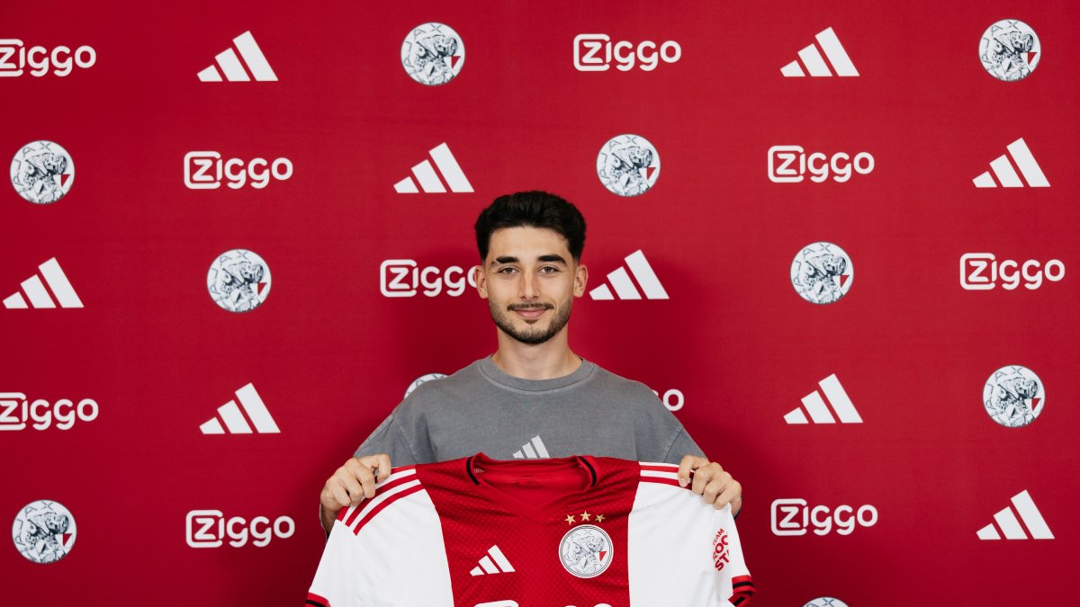 Moro ya posa con la camiseta del Ajax.