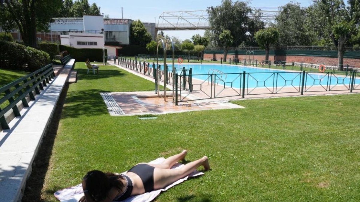 Una usuaria en la piscina de Juan de Austria.