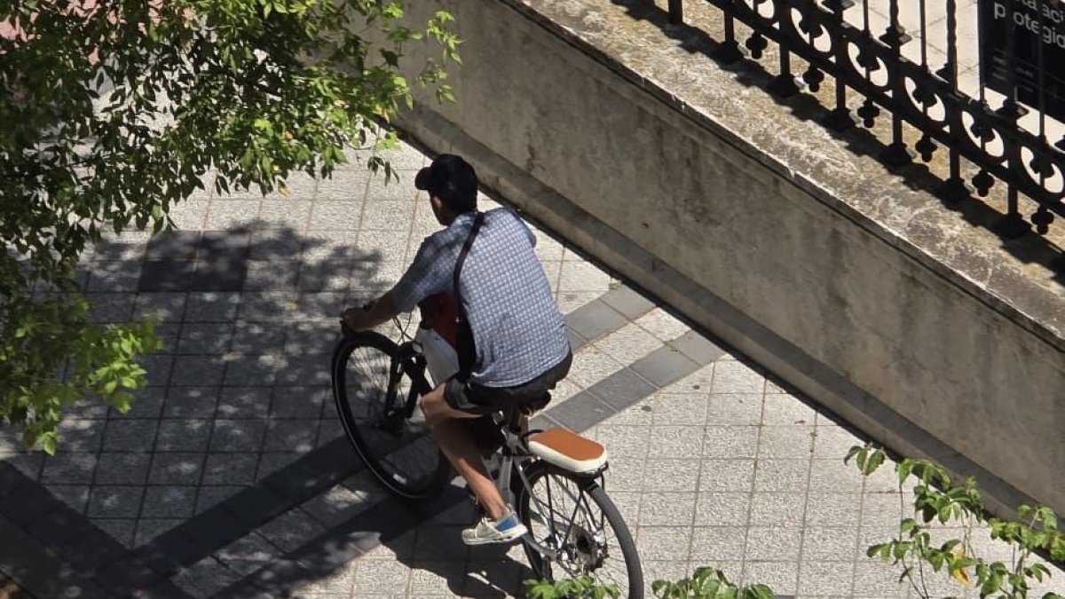 Imagen del ladrón de la bicicleta captada por un vecino