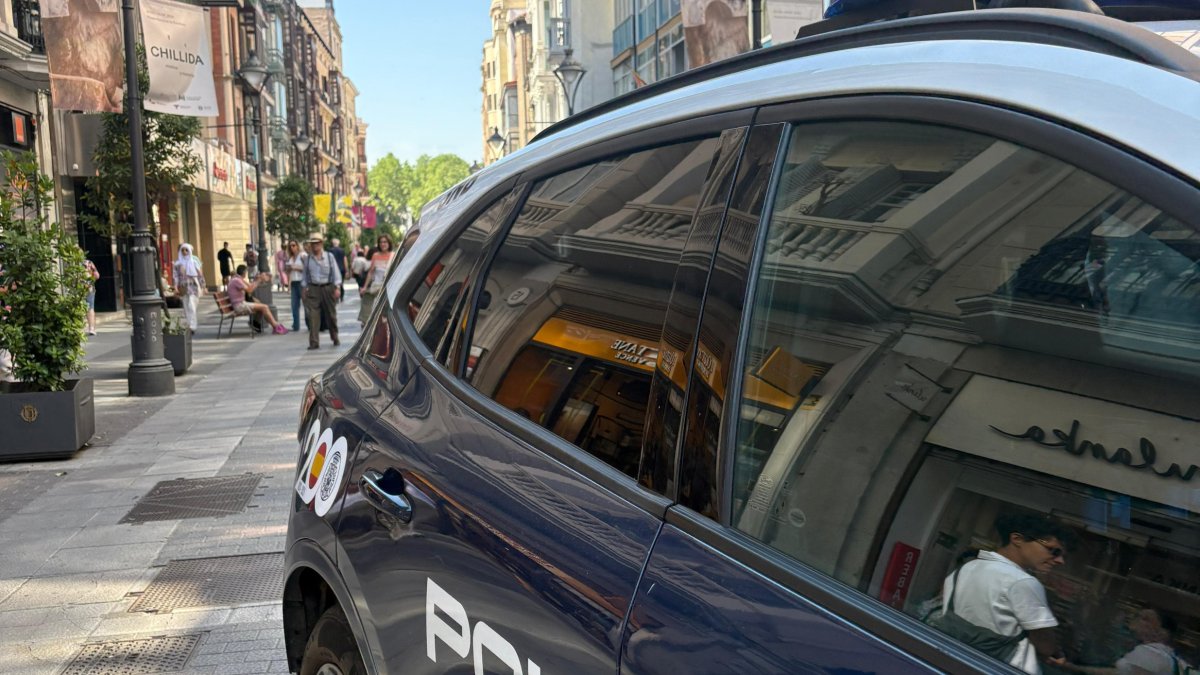 Coche de la Policía Nacional en la calle Santiago.