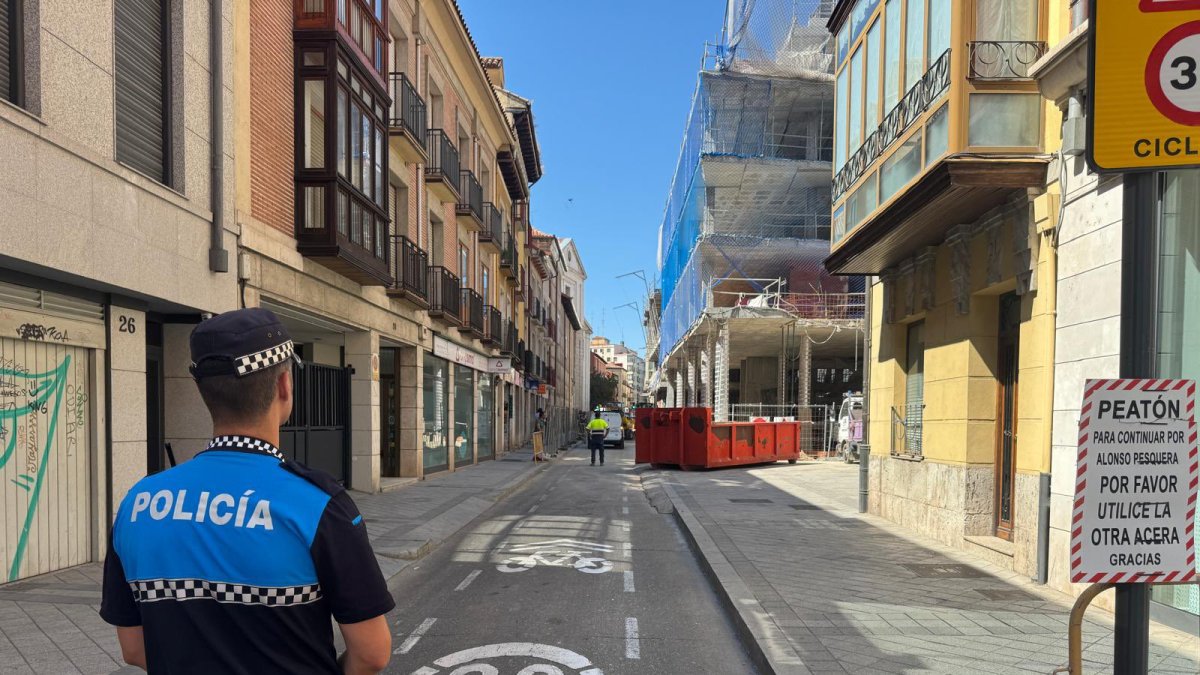 Un agente de policía en la calle Alonso Pesquera en Valladolid.