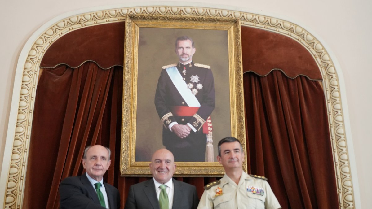 Carnero, Castresana y López Villar en la firma del convenio de colaboración entre el Ayuntamiento e Iberdrola.