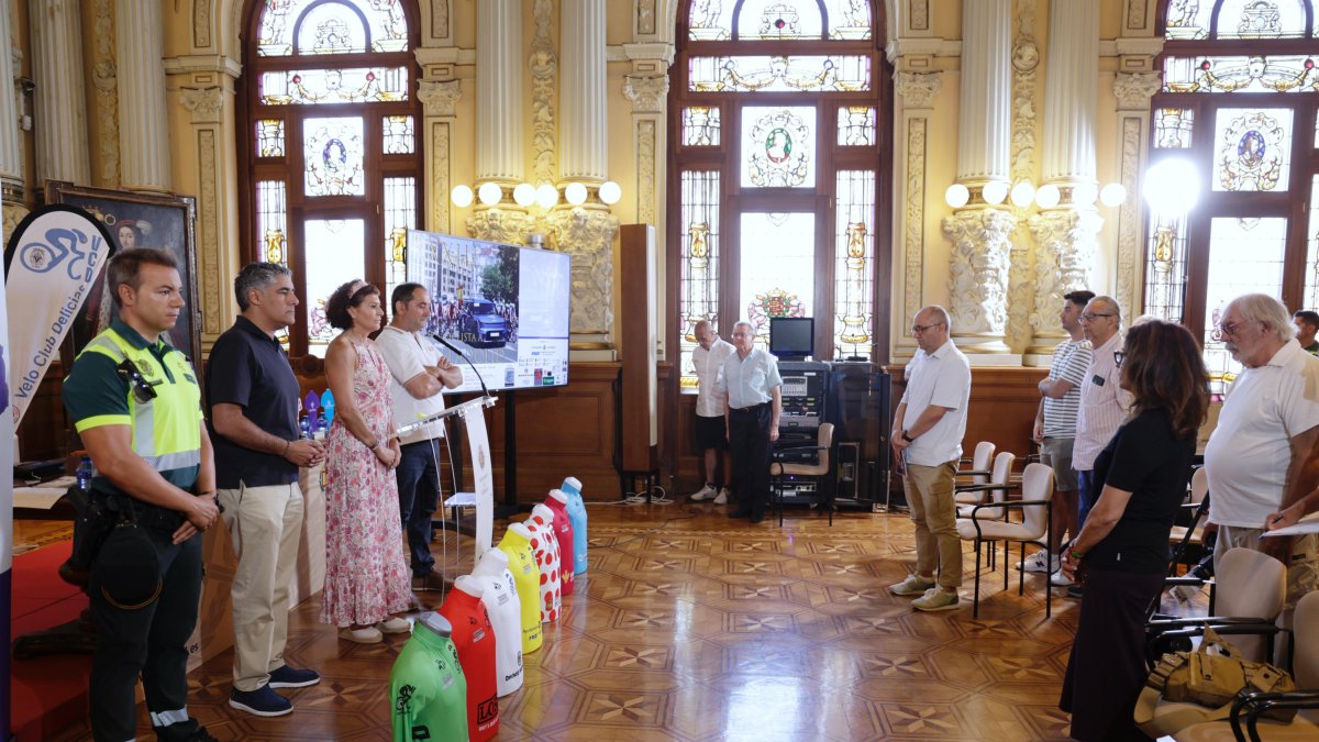 Minuto de silencio en el Ayuntamento en honor al periodista Javier Mardones.