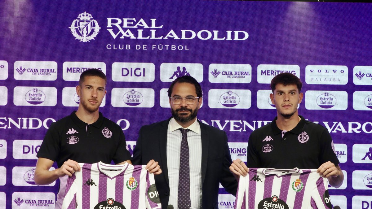 Trilli y Pablo Tomeo, junto a Víctor Orta, en su presentación.