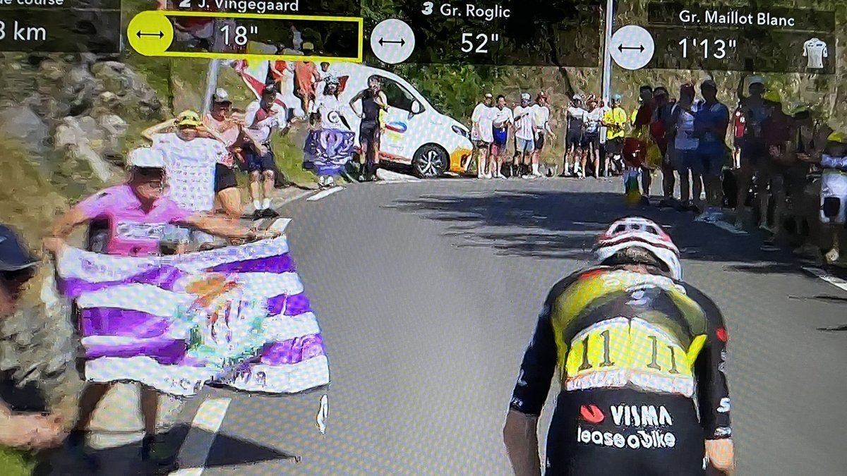 Aficionado con una bandera del Real Valladolid animando a Vingeegard en el Tour.