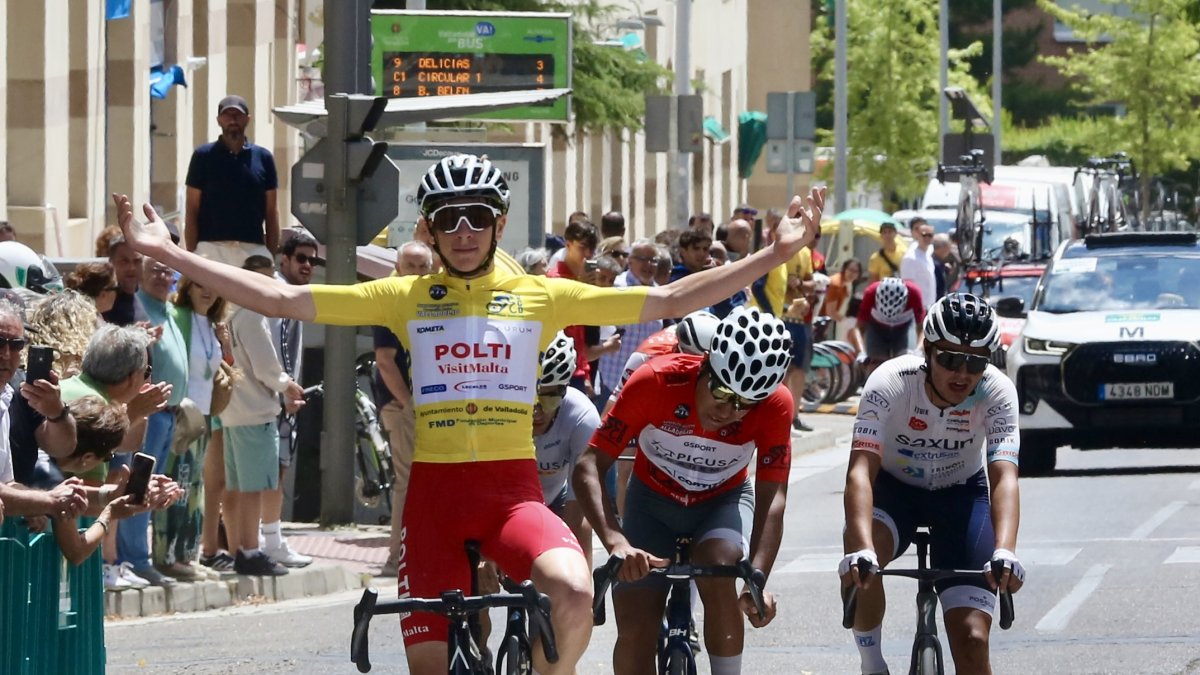 El madrileño del Polti Visit Malta,Aitor Martínez, líder, entrando en meta vencedor al sprint en la cuarta y última etapa de la Vuelta a Valladolid.