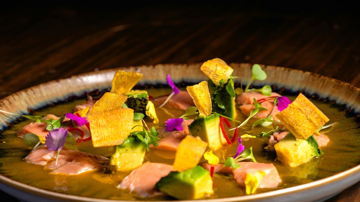 GAZPACHO FLORIDO DE MELÓN CON CORVINA Y AGUACATE