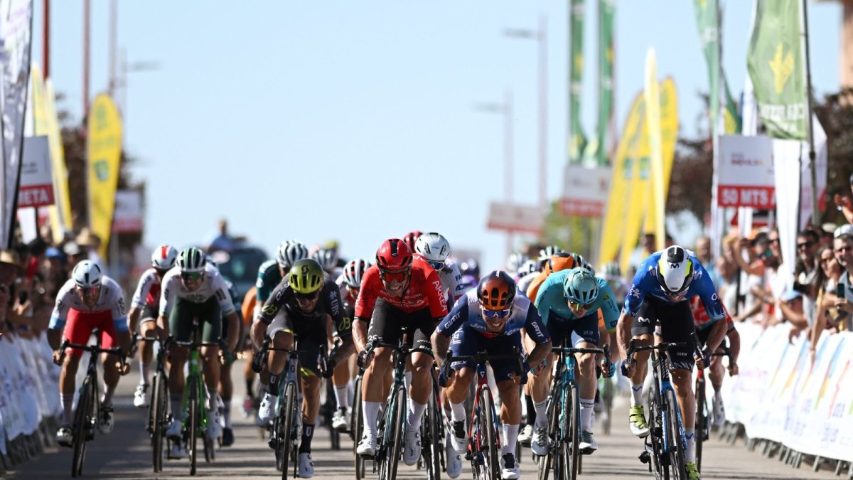 Caleb Ewan, vencedor de la Clásica Castilla y León 2024, disputando el sprint en la Cistérniga.