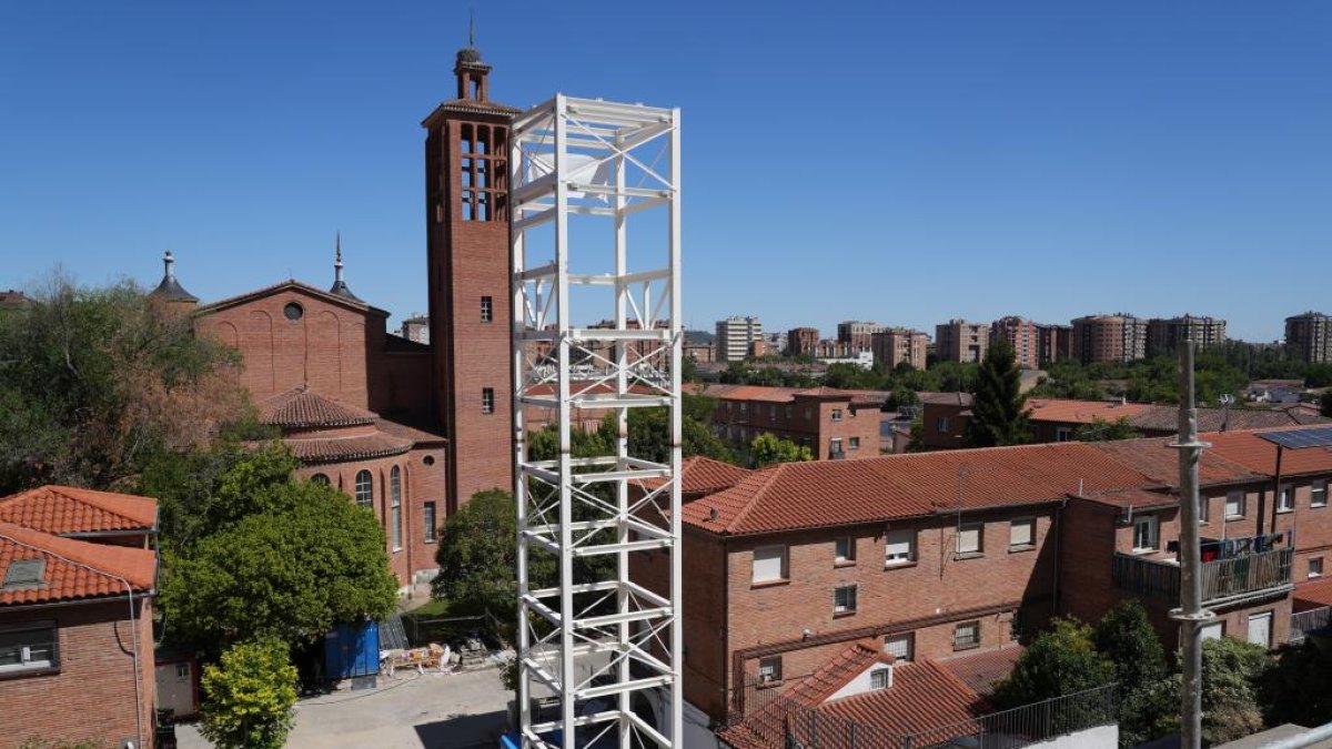Obras del ascensor urbano en la calle de La Veleta en el barrio de Girón de Valladolid.