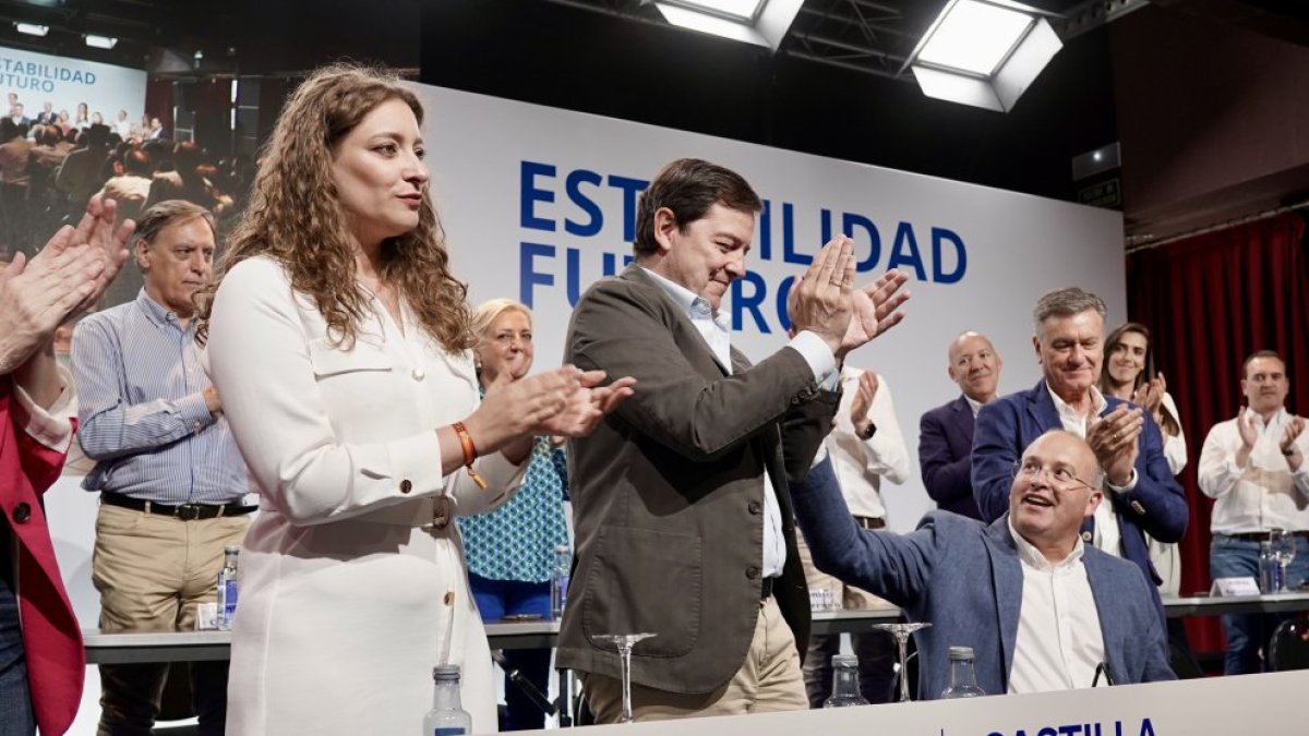 Ester Muñoz, Alfonso Fernández Mañueco y Miguel Tellado durante la clausura del Comité Ejecutivo y la Junta Directiva Autonómica del PPCyL