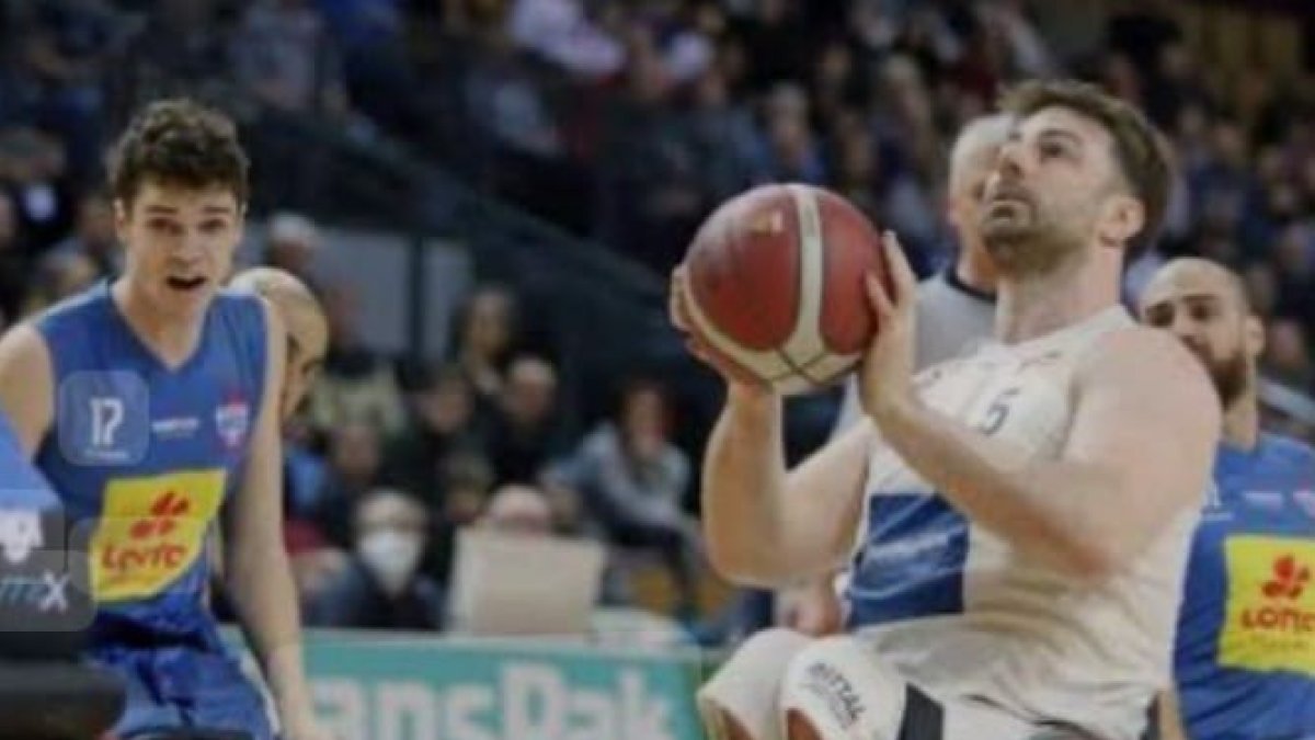 Simon Brown en una acción de un partido.