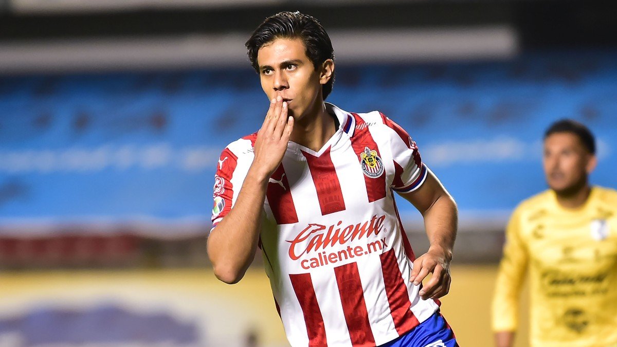 José Juan Macías celebra un gol con Chivas.