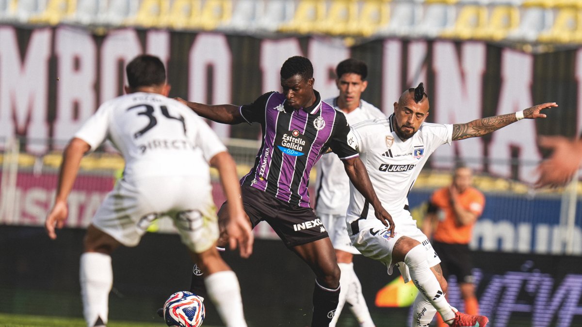 Alani pugna con Arturo Vidal en el amistoso ante Colo Colo.
