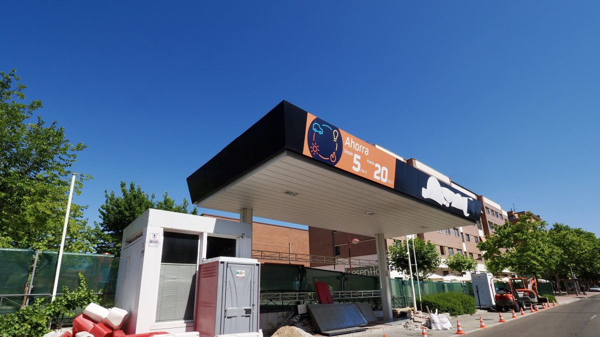 Desmontaje de la gasolinera del Paseo Zorrilla junto a Vallsur.