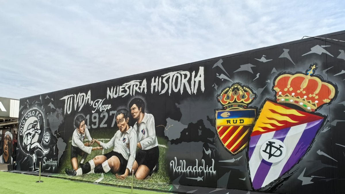 Mural en el Estadio Monumental que refleja la unión entre Colo Colo y Real Valladolid.