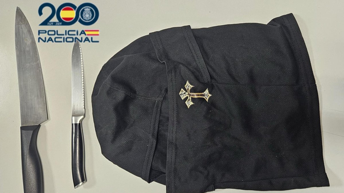 Pasamontañas y armas blancas incautadas por la Policia Nacional en el arresto.