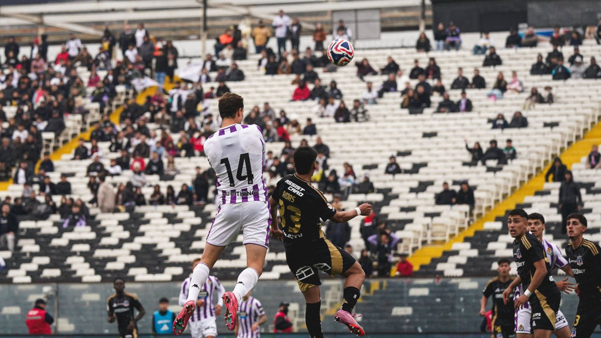 Latasa anotando su gol en El Monumental.