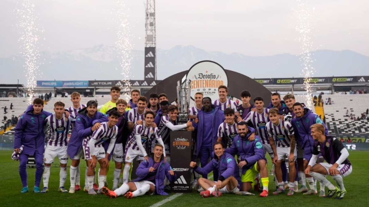 El Pucela levanta el Trofeo Centenario en El Monumental.
