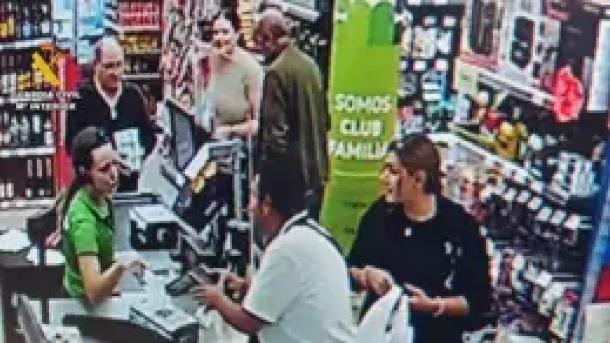 Captura de las cámaras de un comercio donde se cometió uno de los robos.