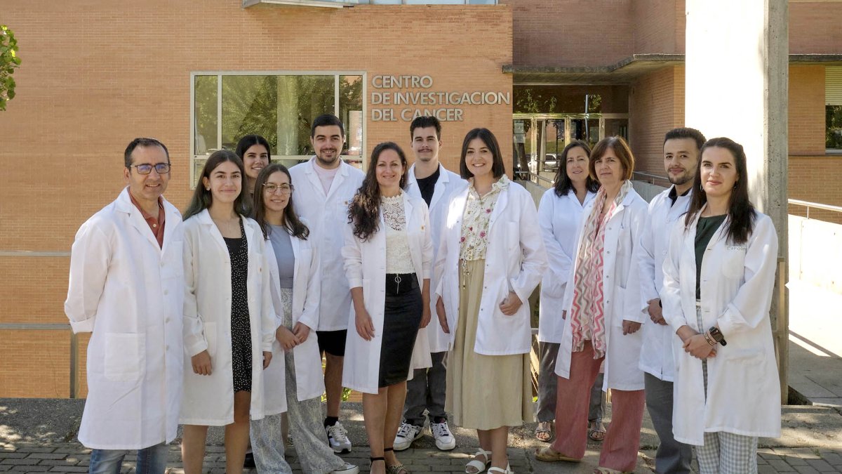 Sandra y Ángela junto con sus equipos de investigación.