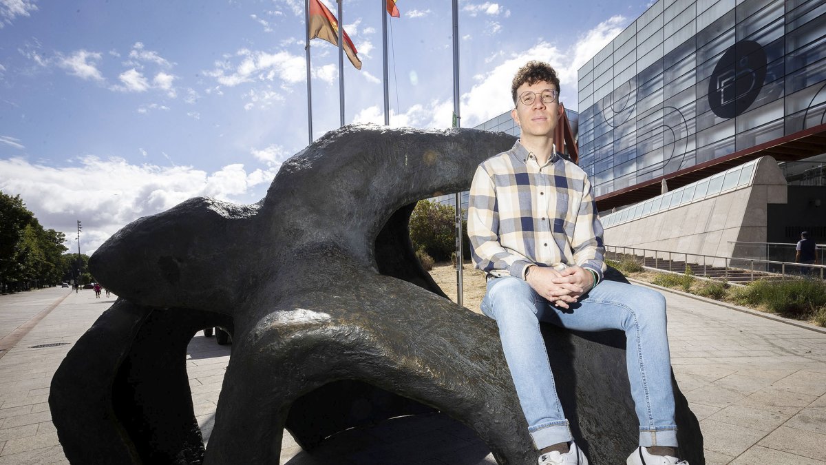 El campo de investigación de Daniel Rodríguez-Iglesias es la tafonomía forense, y lo aborda con una metodología experimental