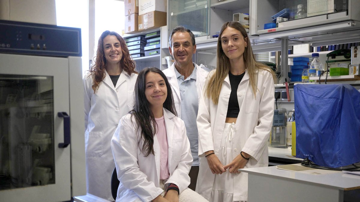 Isidro Sánchez García junto a su el equipo de investigación del Centro de Investigación del Cáncer de Salamanca.