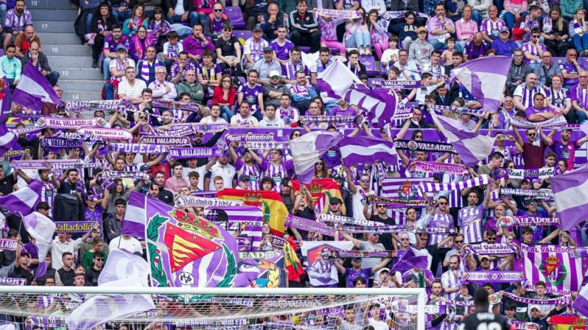 Aficionados blanquivioleta durante un partido de la pasada temporada.