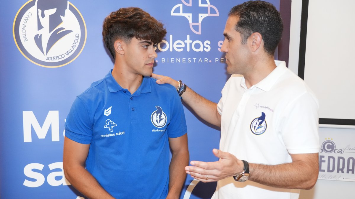 Álex Díaz, junto a Mario Arranz en su presentación como nuevo jugador del Recoletas.