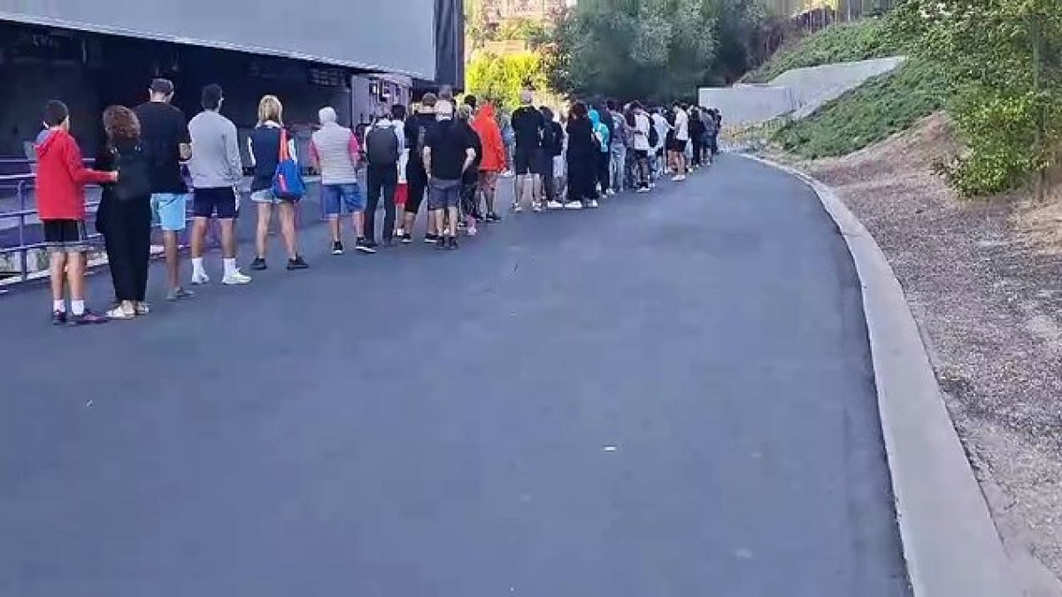 La fiebre blanquivioleta continúa: Largas colas en Zorrilla para los cambios de asiento