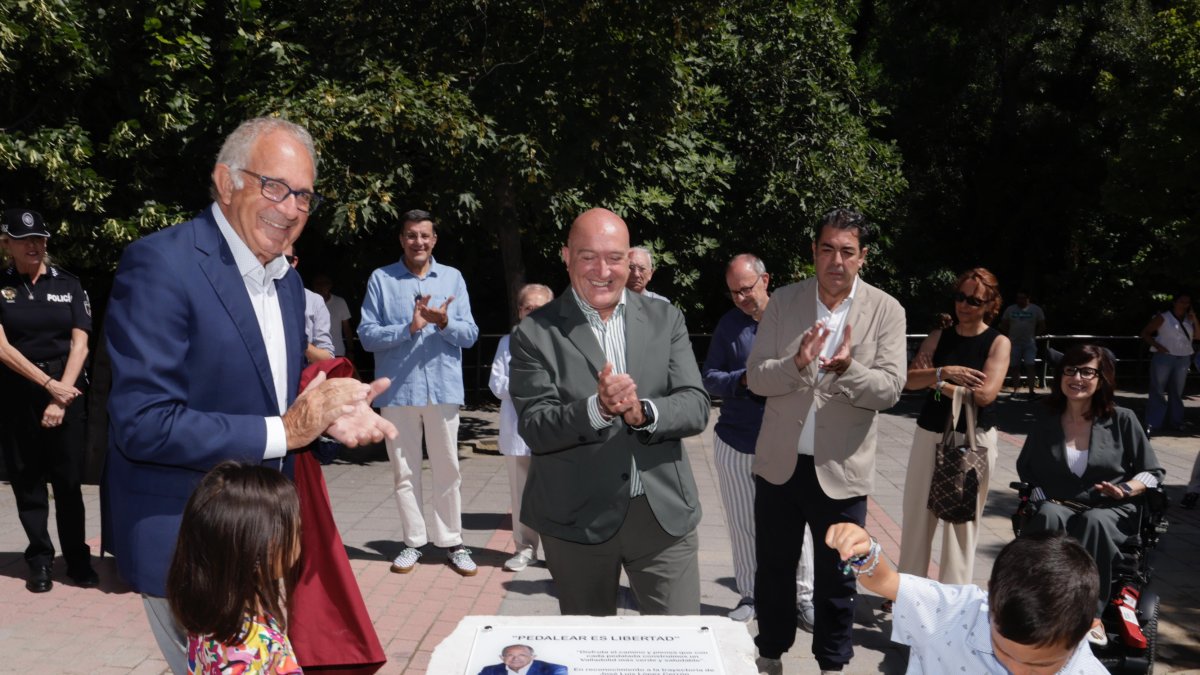 Carnero y López Cerrón durante la inauguración del carril de la calle Eras de Valladolid.
