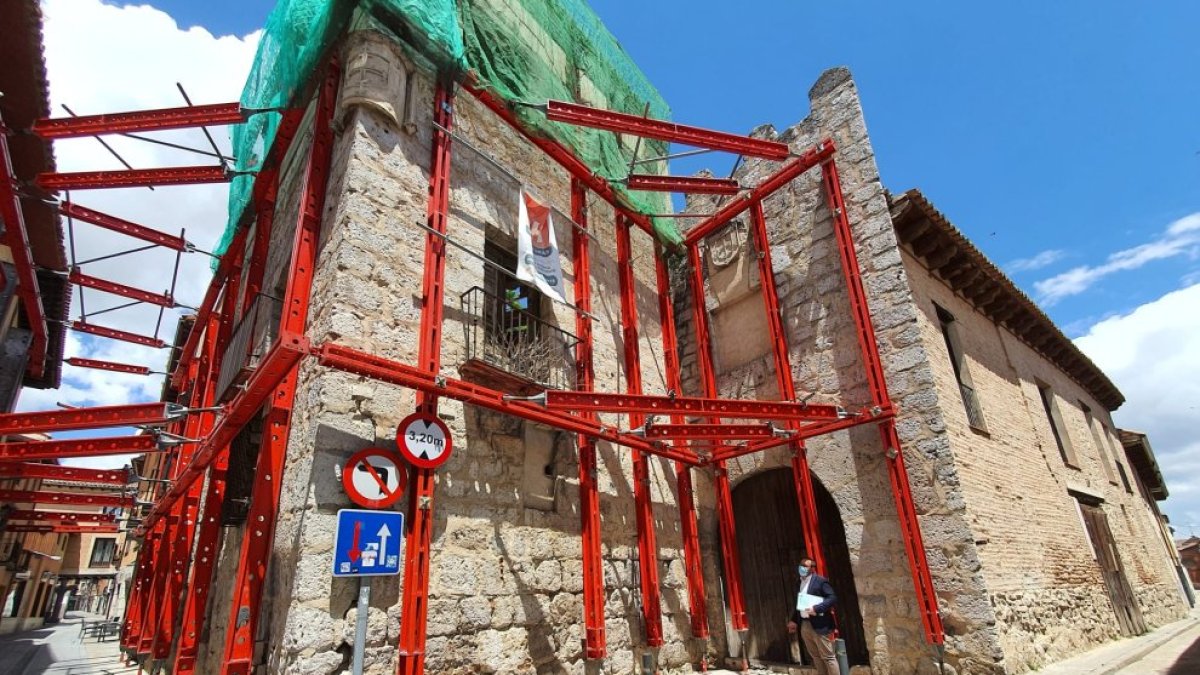 Una imagen de archivo del palacio con la estructura que sostiene su fachada