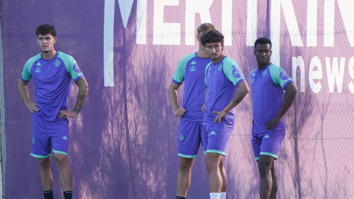 Guille Bueno junto a Alani y Trilli en el entrenamiento de este jueves.