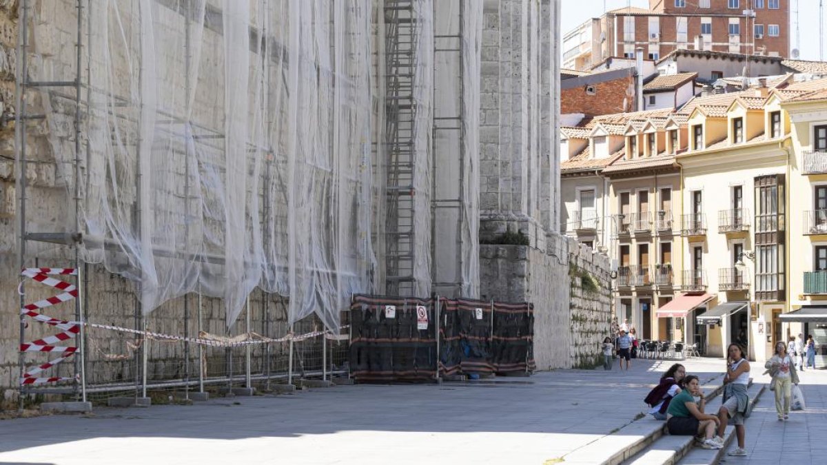 Andamios en la fachada lateral de la Catedral en una imagen de archivo