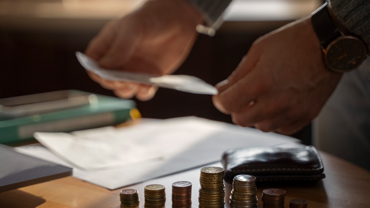 Acercamiento de las monedas guardadas para los gastos de la crisis energética