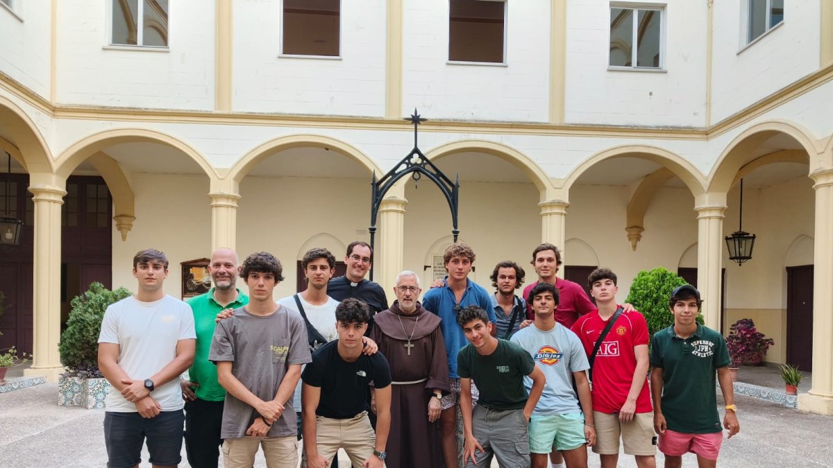 Los doce voluntarios vallisoletanos en Marruecos junto al obispo de Tánger.