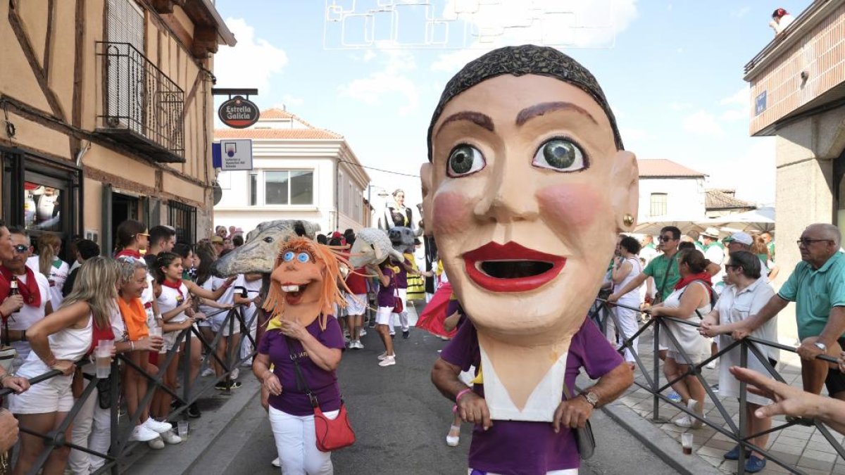 Un momento del desfile de peñas de la fiestas de Íscar en una imagen de archivo.