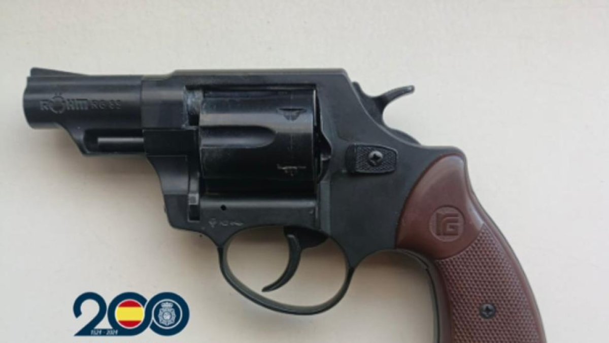 Revólver detonador con apariencia externa de arma real