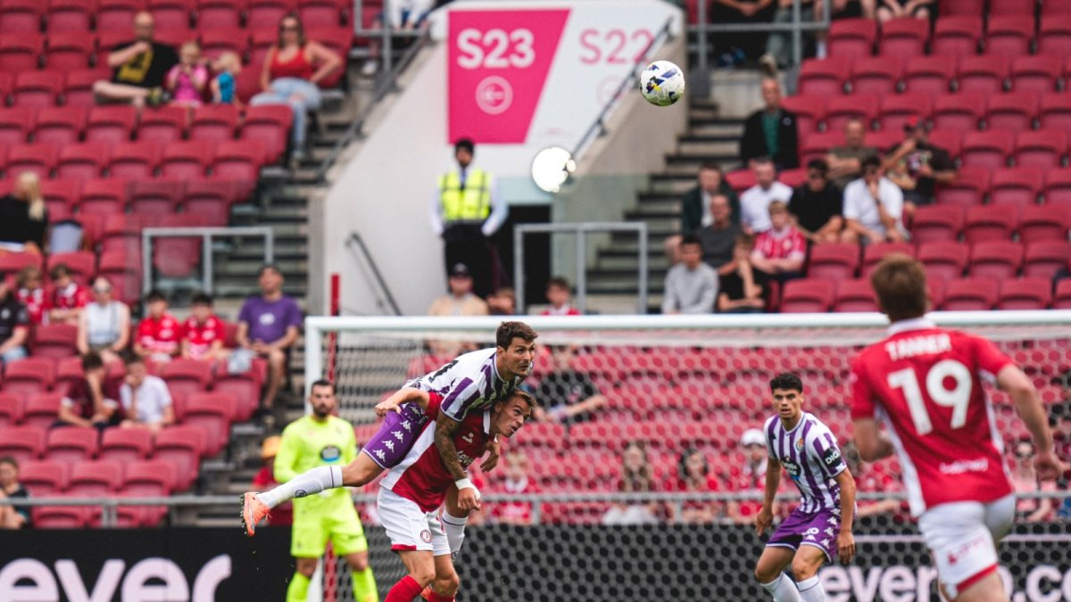 Juric se sube a un rival en su intento de despeje.