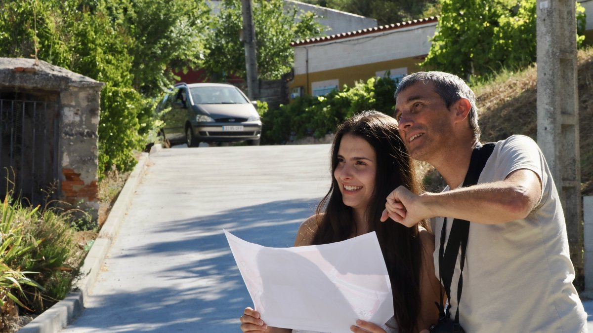Laura Monedero, estudiante de Arquitectura en la UVa, junto a Miguel Ángel Martín, arquitecto municipal de Cabezónde Pisuerga