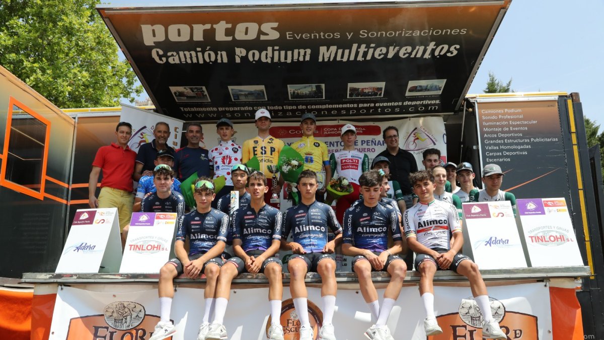 Podio de ganadores, con Álvaro Sansano de amarillo, en el centro.