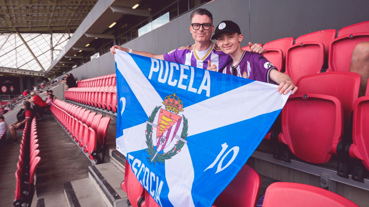 Martin Devlin junto a su hijo Cameron en el Bristol - Real Valladolid.
